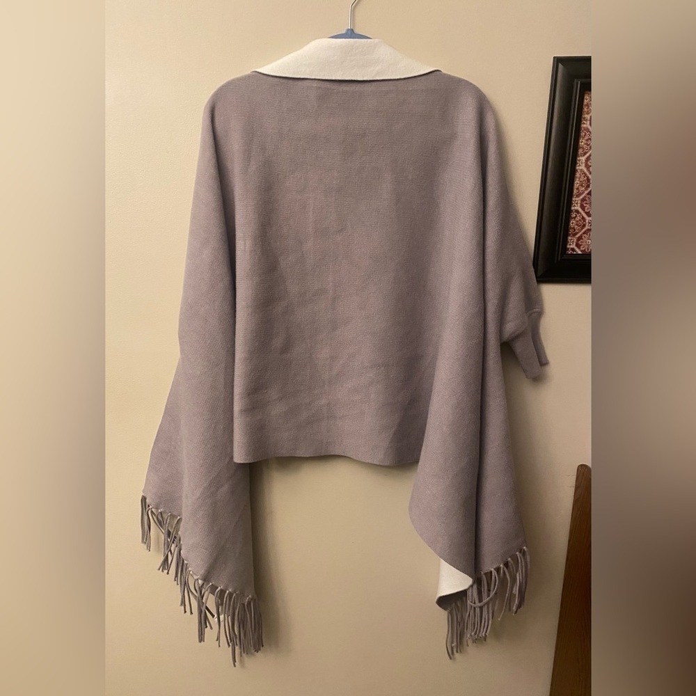Mersea travel wrap reversible Gray/ white Fringe Scarf - Picture 10 of 11